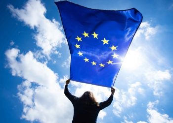 Shqipёria do njё shekull tё arrijё “trenin” e Europёs: Infrastruktura, qeverisja, ekonomia dhe shёndetёsia sipas Projektit Converge2EU