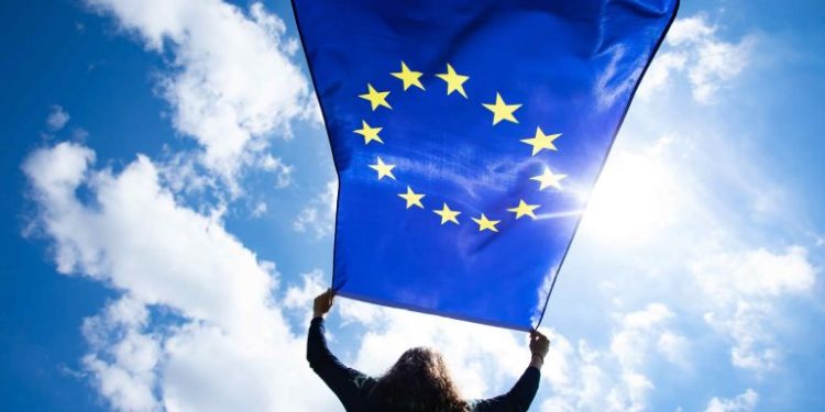 Shqipёria do njё shekull tё arrijё “trenin” e Europёs: Infrastruktura, qeverisja, ekonomia dhe shёndetёsia sipas Projektit Converge2EU