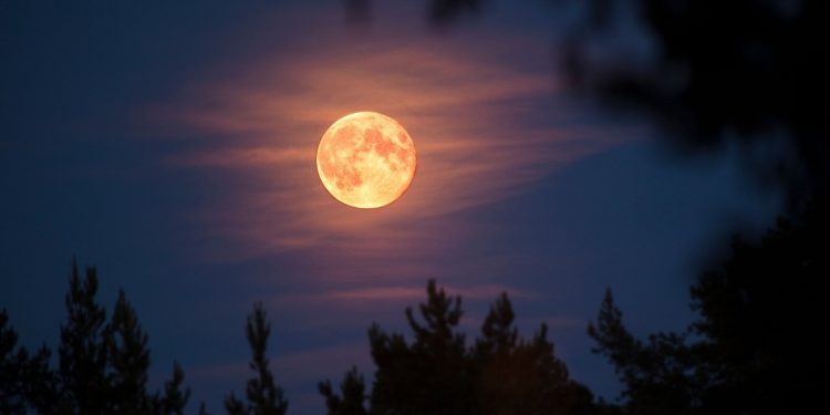 Hëna po largohet nga Toka çdo vit – dhe kjo mund të ndryshojë gjithçka