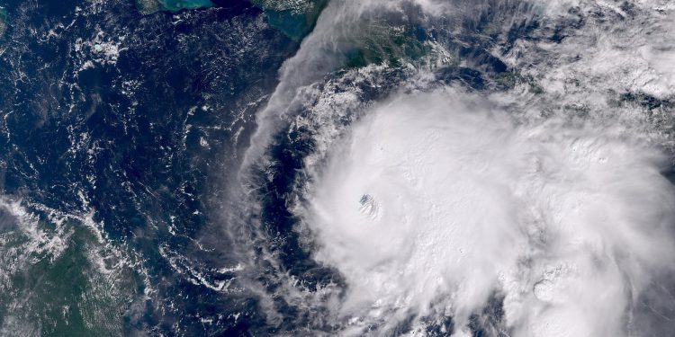 Uragani “Melissa” godet Xhamajkën: stuhia më e fuqishme e shekullit kërcënon ishullin me përmbytje katastrofike