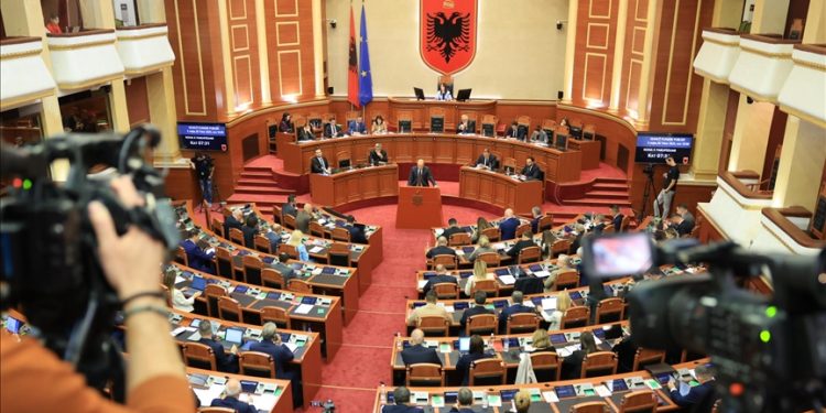 Rrëzohet kërkesa e PD: Niko Peleshi mbetet në krye të Kuvendit