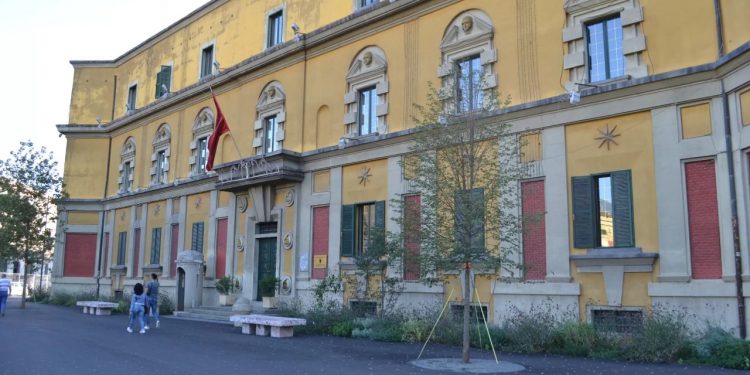 Motoçikleta për të ‘takuar’ lopët: Si abuzonin zyrtarët e Ministrisë së Bujqësisë me tenderat shumëmilionësh