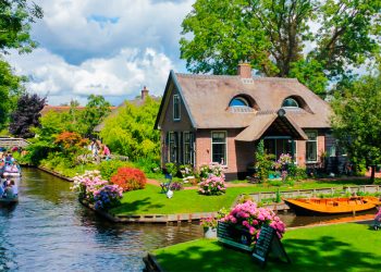 Giethoorn, fshati pa makina në zemër të Holandës – Një ëndërr për pushime të qeta.