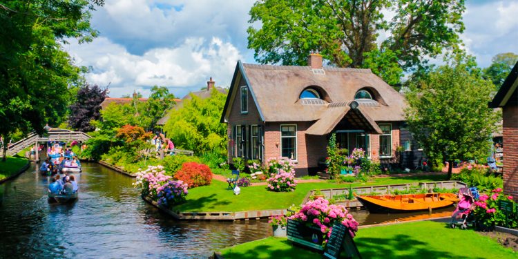 Giethoorn, fshati pa makina në zemër të Holandës – Një ëndërr për pushime të qeta.