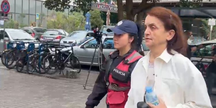 Ish-gjyqtarja Pajtime Fetahu dërgohet në gjyq nga SPAK bashkë me 32 anëtarë të një organizate kriminale të udhëhequr nga klani “Çopja”