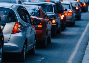 Kryeqyteti i bllokuar! Punimet në autostradë kthejnë Tiranën në parkim gjigant