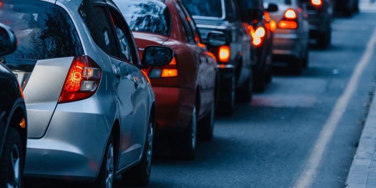 Kryeqyteti i bllokuar! Punimet në autostradë kthejnë Tiranën në parkim gjigant