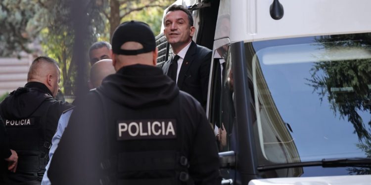 Gjithë sytë nga Veliaj: vëmendja e mediave dhe e qytetarëve në pritje të paraqitjes në Kushtetuese