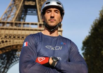 “Më në fund, ia dola!”: Ylli i TikTok, Aurélien Fontenoy, ngjiti me biçikletë 686 shkallët e Kullës Eiffel – vendos një kohë rekord botëror të jashtëzakonshëm