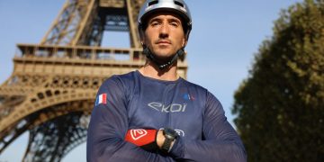 “Më në fund, ia dola!”: Ylli i TikTok, Aurélien Fontenoy, ngjiti me biçikletë 686 shkallët e Kullës Eiffel – vendos një kohë rekord botëror të jashtëzakonshëm
