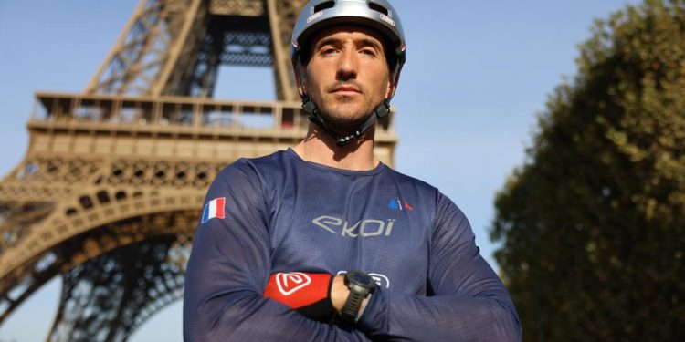“Më në fund, ia dola!”: Ylli i TikTok, Aurélien Fontenoy, ngjiti me biçikletë 686 shkallët e Kullës Eiffel – vendos një kohë rekord botëror të jashtëzakonshëm