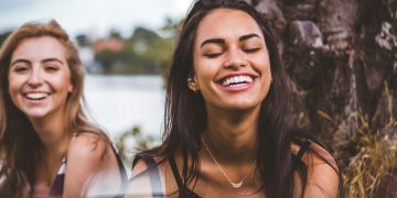 Pse qeshim? Shkenca pas një buzëqeshjeje të vërtetë