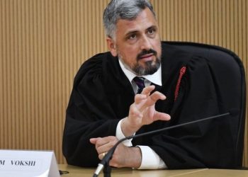 Shoqata e gjyqtarёve ngrihet nё mbrojtje tё Asim Vokshit: Nuk lejojmё median ta denigrojё dhe t`i cenojё dinjitetin