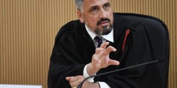 Shoqata e gjyqtarёve ngrihet nё mbrojtje tё Asim Vokshit: Nuk lejojmё median ta denigrojё dhe t`i cenojё dinjitetin