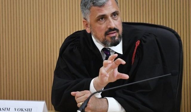 Shoqata e gjyqtarёve ngrihet nё mbrojtje tё Asim Vokshit: Nuk lejojmё median ta denigrojё dhe t`i cenojё dinjitetin