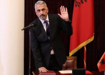 Përfundon kalvari “kushtetues”: Asim Vokshi betohet si anëtar i Gjykatës Kushtetuese me mandat deri në vitin 2034