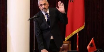 Përfundon kalvari “kushtetues”: Asim Vokshi betohet si anëtar i Gjykatës Kushtetuese me mandat deri në vitin 2034