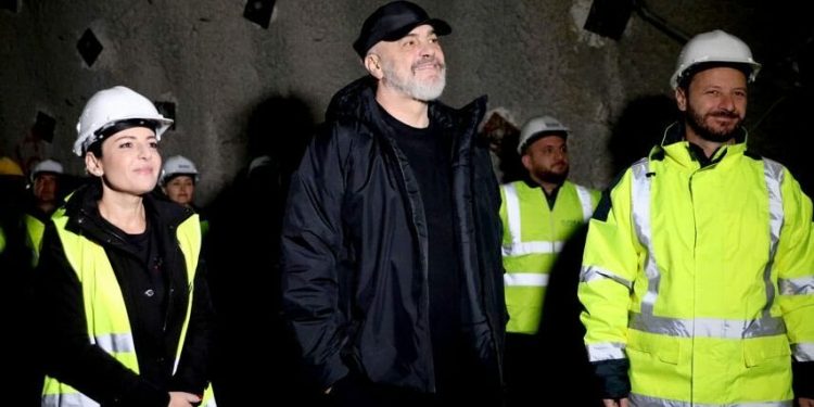 Vendim i respektuar apo i imponuar? Teatri ballkanik dhe dorëzimi i “Ballukut” në duart e drejtësisë kushtetuese