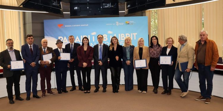 Panairi i Librit: Artan Fuga, “Autori më i mirë i vitit” me romanin “Ndëshkimi i dytë i Evës” / Ali Xhiku, Virgjil Muçi, Urim Nerguti dhe Valbona Banka ndajnë çmimet e tjera