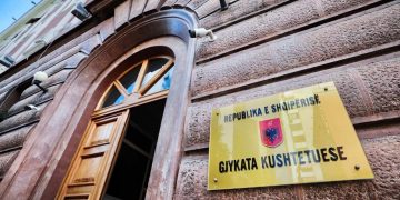 Gjykata Kushtetuese rrëzon qeverinë dhe presidentin: Atё qё nuk e thotё Kushtetuta, nuk mund ta thotё ligji- Veliaj kthehet në detyrë