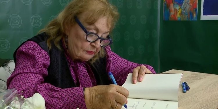 Helena Kadare: “Gruaja e lirё” vjen nё Panairin e Librit