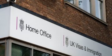 Britania vendos rregullat më të ashpra të azilit në Europë – pritja për qëndrim të përhershëm shkon në 20 vjet