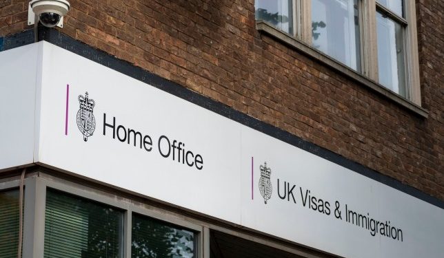 Britania vendos rregullat më të ashpra të azilit në Europë – pritja për qëndrim të përhershëm shkon në 20 vjet