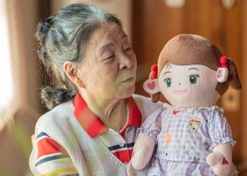 Robo-Gjyshet që ngrohin zemrat – Teknologjia kundër vetmisë