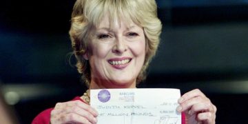 Anglezja Judith Keppel, e para femёr fituese e “Kush do të bëhet milioner”: Si i shpenzoi paratë / flet pas 25 vitesh