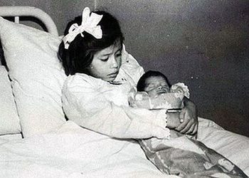 Misteri i pabesueshëm i Lina Medina: Vajza pesëvjeçare që u bë nëna më e re në botë