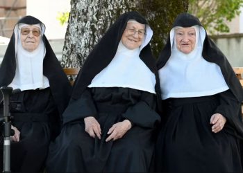 Njihuni me tre murgeshat austriake: lutje, boks dhe Instagram – “Motrat” Regina, Rita dhe Bernadette thyejnё rrjetin dhe ҫdo tabu fetare