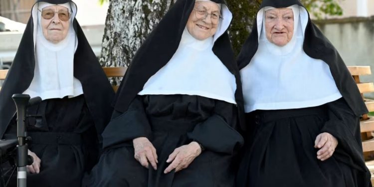 Njihuni me tre murgeshat austriake: lutje, boks dhe Instagram – “Motrat” Regina, Rita dhe Bernadette thyejnё rrjetin dhe ҫdo tabu fetare