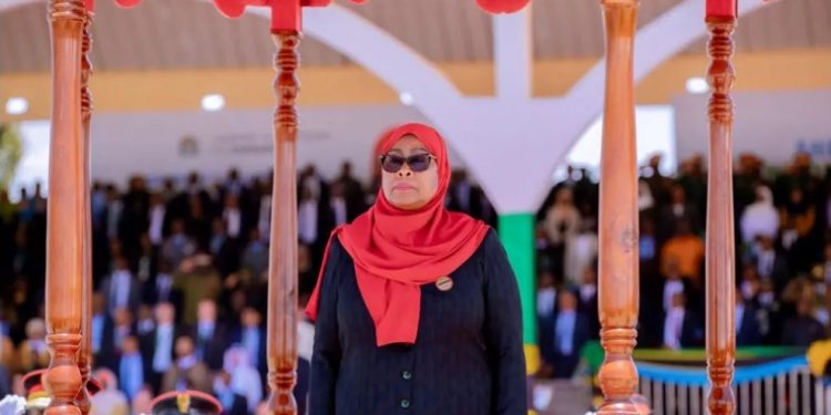 Pas dhunës vdekjeprurëse zgjedhore, Presidentja e Tanzanisë, Samia Suluhu Hassan, merr pjesë në ceremoninë e betimit në Dodoma, Tanzani, më 3 nëntor 2025. © Njësia e Shtypit Presidencial të Tanzanisë, nëpërmjet Reuters