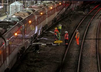 Sulm me thikë në njё tren në Angli, një i arrestuar dhe disa të plagosur rëndë