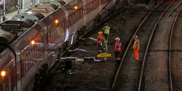 Sulm me thikë në njё tren në Angli, një i arrestuar dhe disa të plagosur rëndë