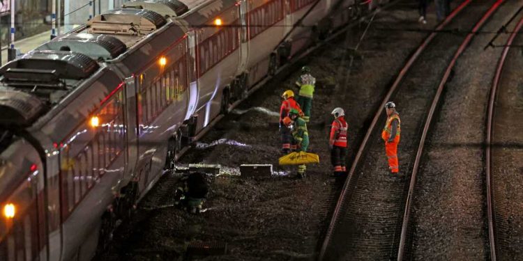 Sulm me thikë në njё tren në Angli, një i arrestuar dhe disa të plagosur rëndë