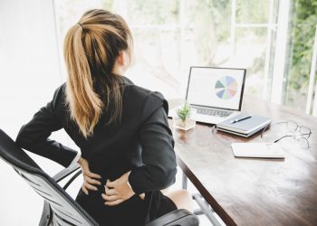 Keni dhimbje nga qëndrimi gjatë ulur? “Salsa” çudibërëse që kërcehet në karrige dhe rregullon shpinën