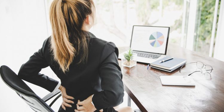 Keni dhimbje nga qëndrimi gjatë ulur? “Salsa” çudibërëse që kërcehet në karrige dhe rregullon shpinën