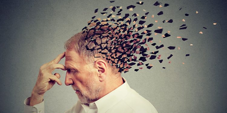 Zbulohet arsyeja pse Alzheimeri fshin fytyrat e të dashurve: studim i ri sjell shpresë