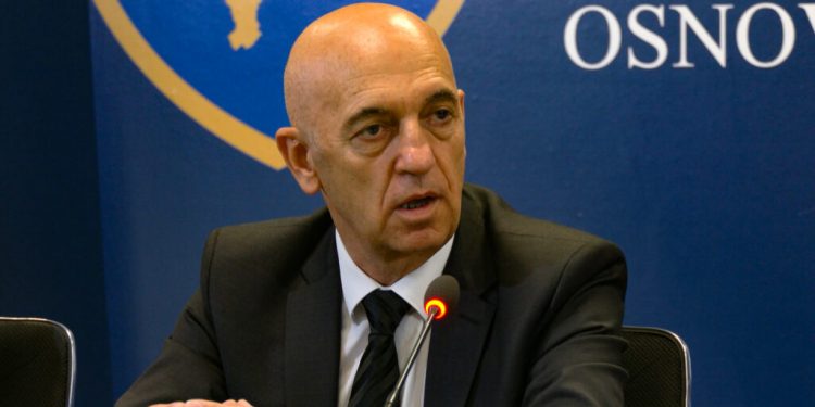 Kosovë-Shqipëri, po e njëjta histori: pas shkarkimit, Kryeprokurori i Kosovës kërkon nga gjykata rikthimin në detyrë