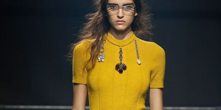 Kokteil festash: Kombinime befasuese në T-shirtet dimërore