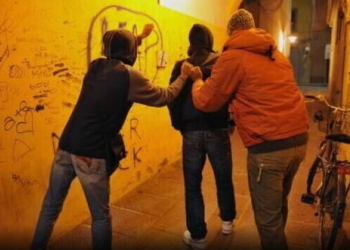 Ischia, Itali – Heroizëm i ndëshkuar: Burri shurdh-memec rrihet brutalisht pasi mbron një të ri nga sulmi