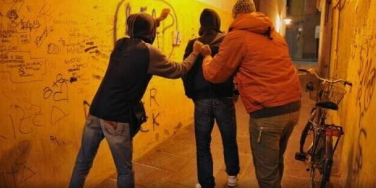 Ischia, Itali – Heroizëm i ndëshkuar: Burri shurdh-memec rrihet brutalisht pasi mbron një të ri nga sulmi