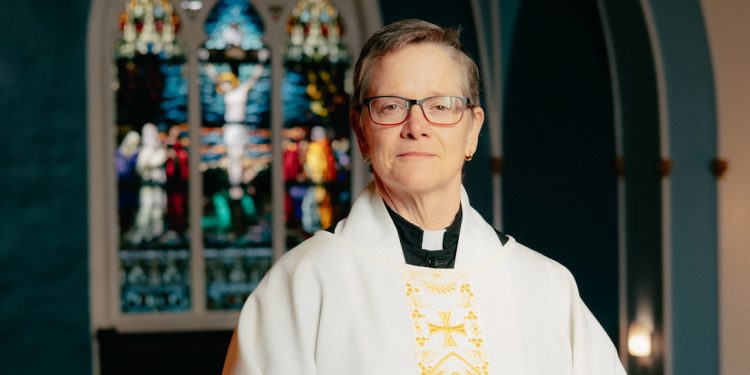 Historike në Nju Jork: Katrina Foster bëhet gruaja dhe lezbikja e parë që udhëheq Kishën Luterane