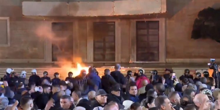 Një “mega” protestë me mega rezultatin e zakonshëm: PD-ja në seli, protestuesit në shtëpi