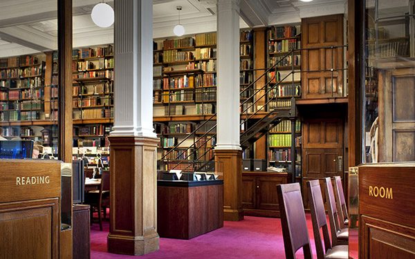 Kartë biblioteke që në lindje? Autorët britanikë duan ta kthejnë leximin në të drejtë të tё porsalindurve