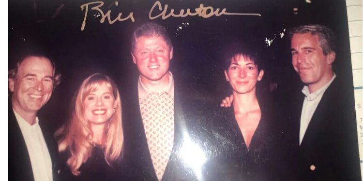 Trump mbron Bill Clinton pas publikimit të fotove me Epstein: “Takime të pafajshme”