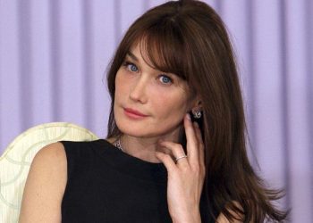Carla Bruni tregon betejën e fituar: “Pas pesë vitesh kam përfunduar trajtimin e kancerit të gjirit”