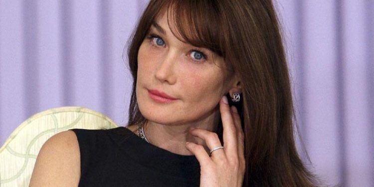 Carla Bruni tregon betejën e fituar: “Pas pesë vitesh kam përfunduar trajtimin e kancerit të gjirit”