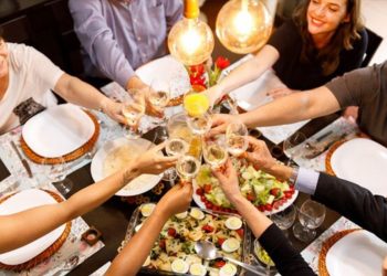 Mos u bë mysafir i keq në festёn e fundvitit: Rregullat e thjeshta që shumë po i harrojnë